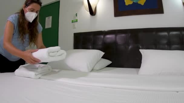 Hotel Room Service Woman Maid Clean Room Bring New Towels — Wideo stockowe