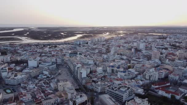 Drone View Orbeting Faro City Αλγκάρβε Πορτογαλία Χρυσή Ώρα Ηλιοβασίλεμα — Αρχείο Βίντεο