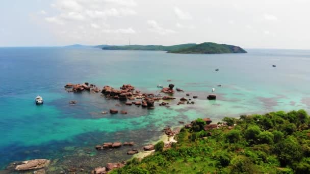 Boat Anchored Clear Turquoise Sea Waters Next Rocks Rocky Coast — Video Stock