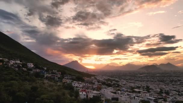 Dron Atardecer Dia Nublado Cerro Dela Silla Municipio Guadalupe Ciudad — стоковое видео