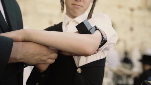 Orthodox Jewish Father Lay Puts Tefillin His Son Hand Occasion — Stock Video