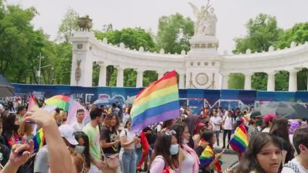 Crowds Carrying Rainbow Flags Walking Hemiciclo Juarez Pride Parade June — 비디오