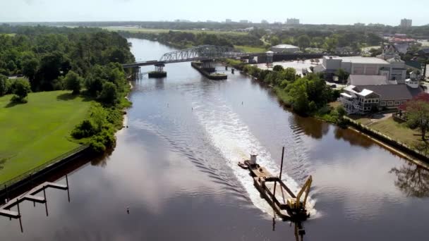 Βάρκα Περνά Κάτω Από Πλαϊνή Γέφυρα Κατά Μήκος Της Ενδοαστιακής — Αρχείο Βίντεο