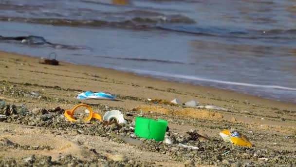 Zoom Out Revealing Many Plastic Objects Beach Polluting Environment Current — Wideo stockowe