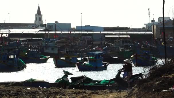 Kirli Bir Nehrin Kıyısında Çocuklu Vietnamlı Bir Sürücü Pek Çok — Stok video