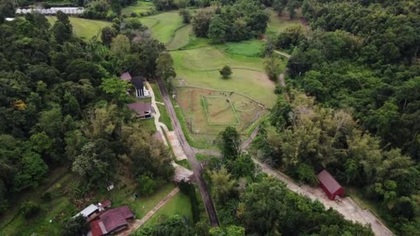 Aerial Bird Eye View Cottages Mountain Slope Tham Pla Pha — Stock Video