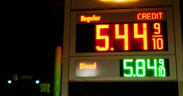 Ціни Бензинові Станції Світлодіодні Спалахи Запалюють Знак Регулярного Дизельного Палива — стокове відео