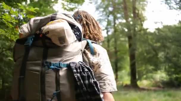 Backpacker Dreads Walking Trough Forrest Ardennen Luxembourg — 图库视频影像