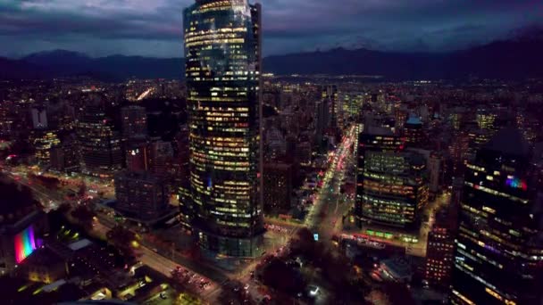 Boom Widok Powietrza Santiago Chile Nocy Oświetlonymi Budynkami Flaga Lgbt — Wideo stockowe