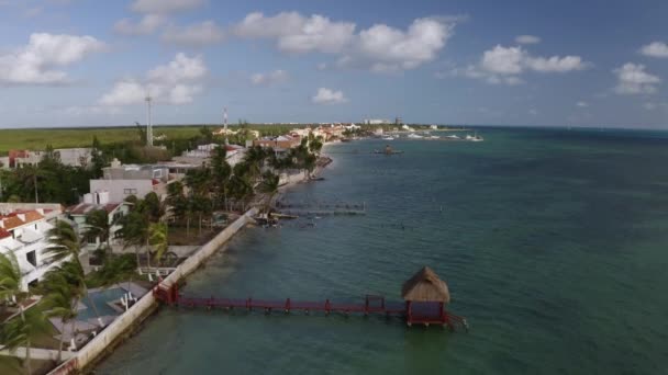 Воздушный Беспилотник Движущийся Назад Снимает Ряд Отелей Вдоль Прекрасного Пляжа — стоковое видео