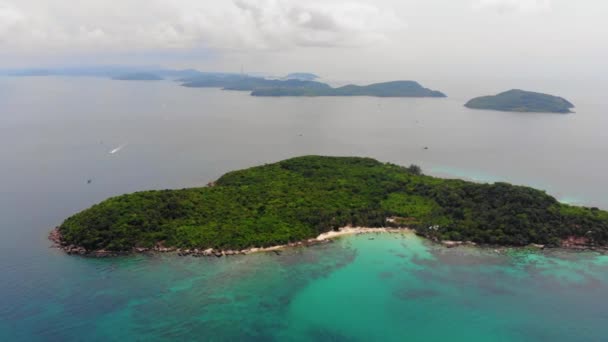 Letecký Panning Pohled Zelený Divoký Tropický Ostrov Obklopen Krásným Tyrkysovým — Stock video
