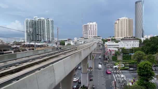 Skytrain Elevated Tracks Bangkok Skyline Seen Charoen Nakhon Station — Stok video