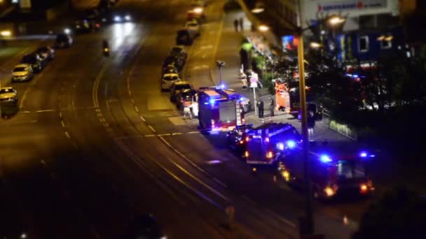Время Прохождения Улицы Ночью Теплыми Огнями Автомобилями Трамваем Стреляли Сверху — стоковое видео