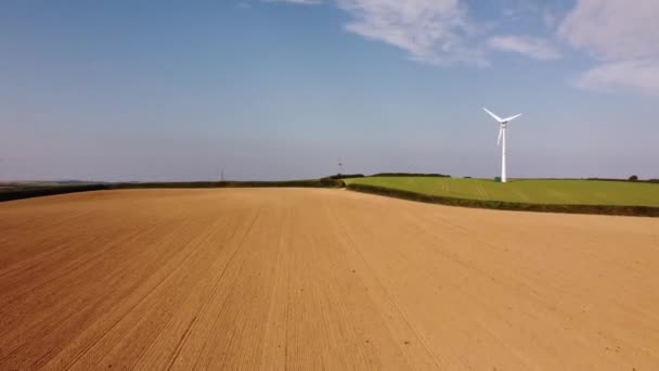 Wind Turbine Spinning Green Field Blue Sky — Vídeos de Stock