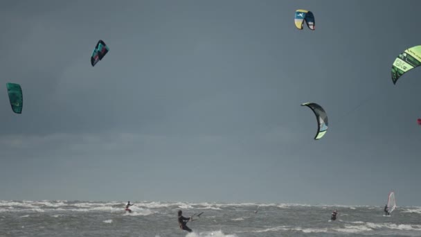 Kite Surfers Riding Waves Sonderstrand Romo Island Denmark Slow Motion — Stockvideo
