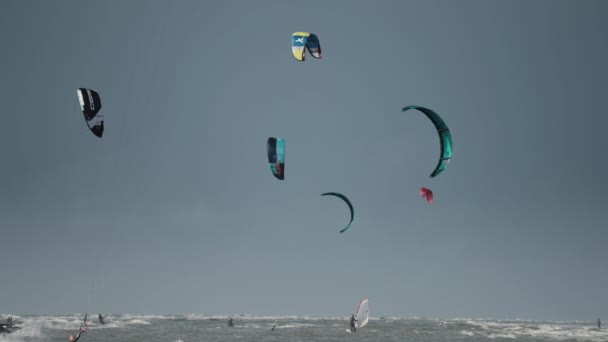 Kite Surfing Romo Island Denmark Slow Motion Pan Follow — Stockvideo