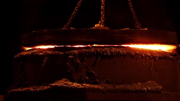 Llifting Lid Furnace Smelting Scrap Metal — Stockvideo