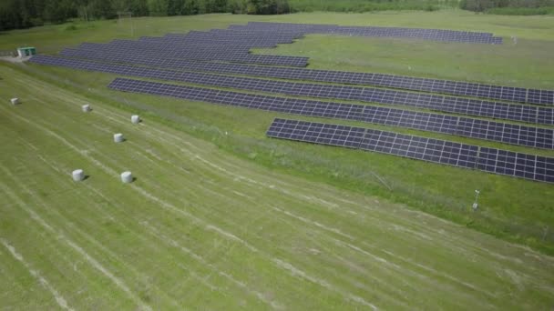 Fenced Solar Farm Nearby Agricultural Field Aerial Dolly Out View — Stok video