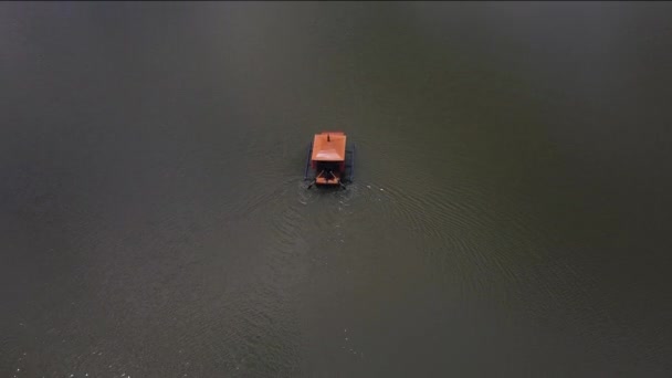 Aereo Drone Tilt Shot Lago Accanto Rak Thai Village Circondato — Video Stock