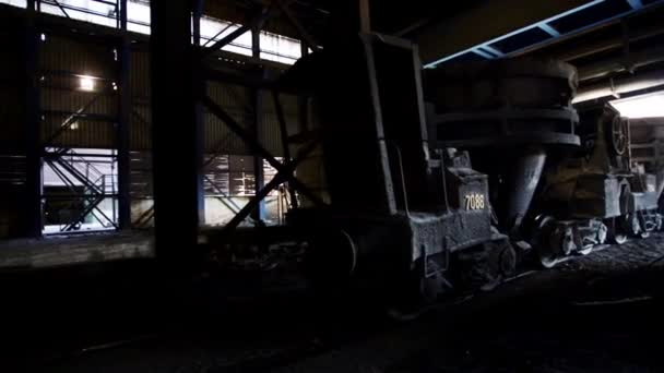 Вагони Шлаковими Горщиками Входять Виробничий Зал — стокове відео