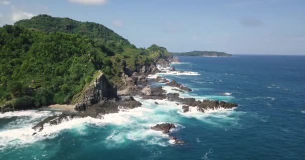 Drone Shot Overgrown Mountain Cliffs Giant Rocks Coastline Siung Beach — Vídeos de Stock