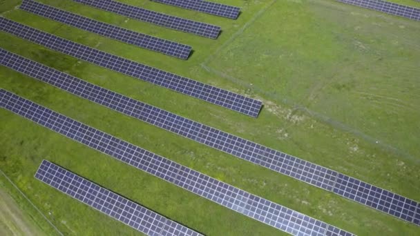 Aerial Top Shot Many Solar Panel Units Installed Grass Field — 图库视频影像