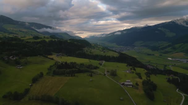 Drone Aéreo Longo Vale Montanhoso Nos Alpes Austríacos Com Campos — Vídeo de Stock
