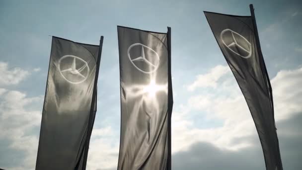 Bandeiras Pretas Com Logotipo Mercedes Benz Soprado Pelo Vento Contra — Vídeo de Stock