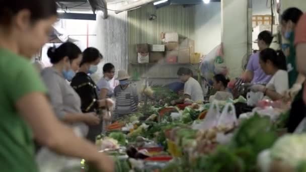 Cumpărătorii Vânzătorii Interacționează Piața Produselor Proaspete Din Vietnam Împușcat Lateral — Videoclip de stoc