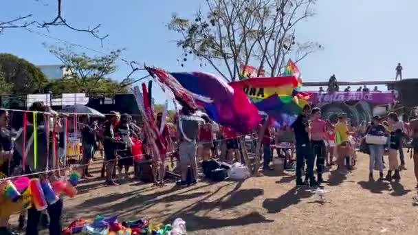 Toma Puesto Ventas Con Banderas Colores Copas Cintas Área Del — Vídeo de stock