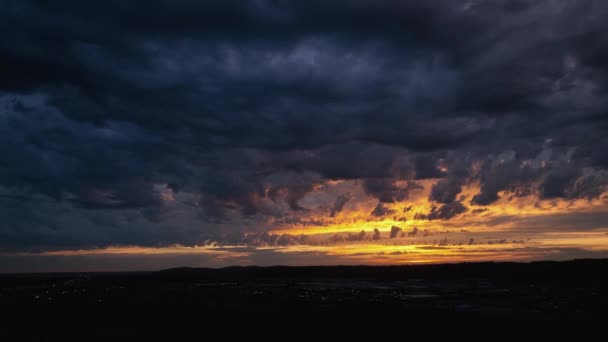 Panning Aerial Shot Bright Mysterious Sunset Storm Rolling — Vídeos de Stock