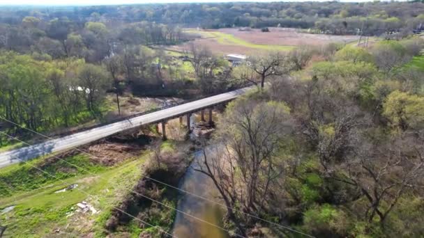 Luftoptagelser Post Oak Creek Sherman Texas Drone Nærmer Sig Bro – Stock-video