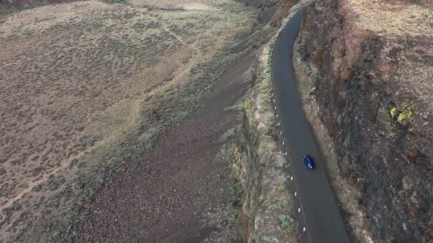 Luftaufnahme Eines Blauen Geländewagens Der Einer Klippe Washingtons Wüstenregion Entlangfährt — Stockvideo