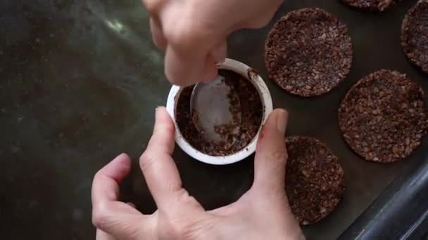 Moldando Biscoitos Caseiros Bandeja Forno Fechar — Vídeo de Stock