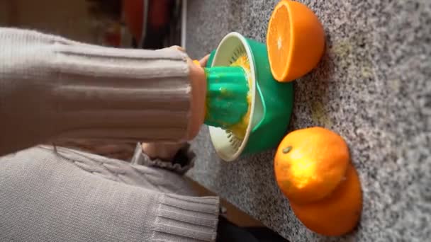 Pionowe Ujęcie Kobiety Wyciskającej Świeży Sok Pomarańczowy Zbliżenie — Wideo stockowe