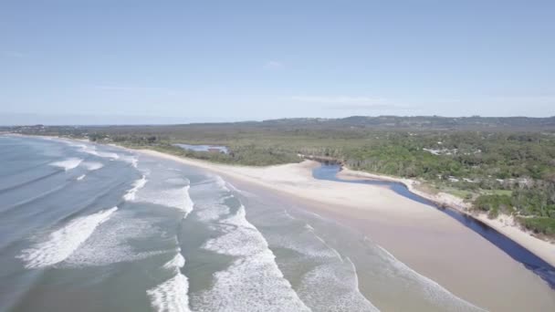 Belongil Creek Brown Water Flowing Sea Belongil Beach Nsw Australia — Stockvideo