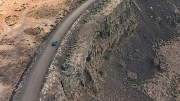 Aerial Shot Blue Suv Driving Cliff Desert — Stockvideo