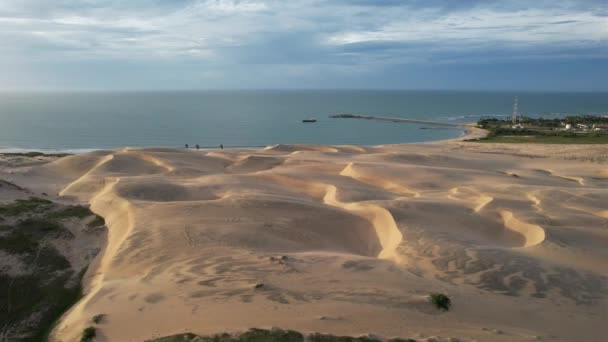 Hermosa Toma Con Dron Dejando Centro Las Dunas Hacia Mar — Vídeos de Stock