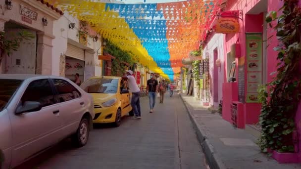 Csodálatos Kilátás Nyílik Színes Falu Néhány Autó Parkolnak Szélén Kolumbiában — Stock videók
