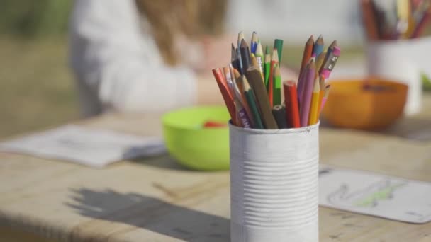 Uma Filmagem Dinâmica Uma Lata Branca Reciclada Contendo Vários Lápis — Vídeo de Stock