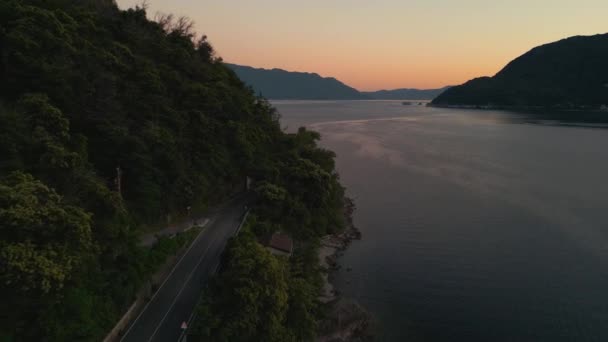 Coche Moderno Que Conduce Largo Una Calle Orilla Del Lago — Vídeos de Stock