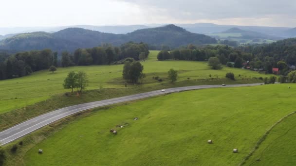 Cars Driving Countryside Highway Agricultural Pastures Czechia — Wideo stockowe