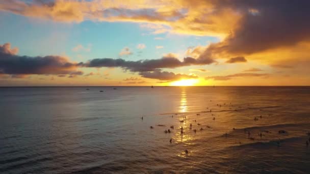 Drone View Surfistas Radicales Atrapando Conjuntos Olas Atardecer Famosa Playa — Vídeos de Stock