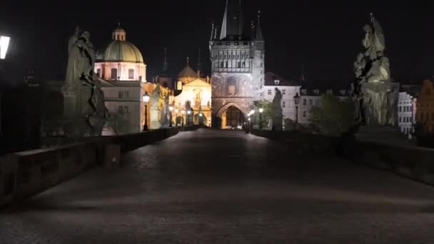 Empty Charles Bridge Prague Night Forward Dolly Hyperlapse Shot — ストック動画