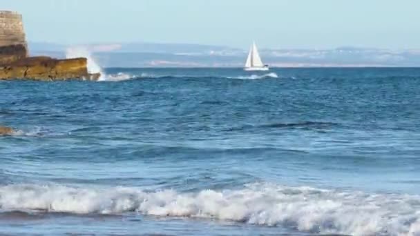 Beautiful White Boat Carcavelos Beach Julio Barra Fortress Left Portugal — ストック動画