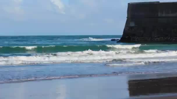 Small Waves Crashing Sandy Beach Sunny Day Fort Saint Julian — ストック動画