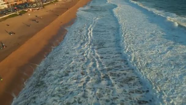 Vista Aérea Sobre Las Olas Del Océano Inclinándose Hasta Playa — Vídeo de stock
