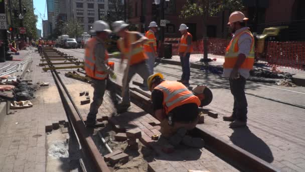Dette Rask Bevegelse Bygningsarbeidere Som Legger Murstein Mellom Jernbanespor Skape – stockvideo