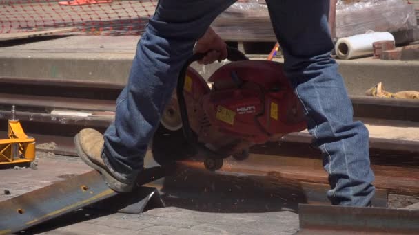 Vidéo Rapprochée Ouvrier Construction Coupant Des Poutres Acier Ralenti Les — Video