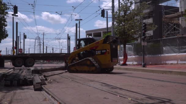 Heavy Machinery Tries Move Heavy Wooden Beam Flatbed Slow Motion — 图库视频影像